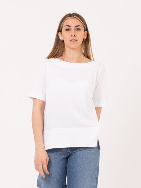 T-shirt bianca con scollo a barchetta