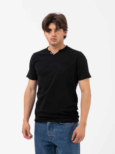 T-shirt nera con bottoncini e taschino