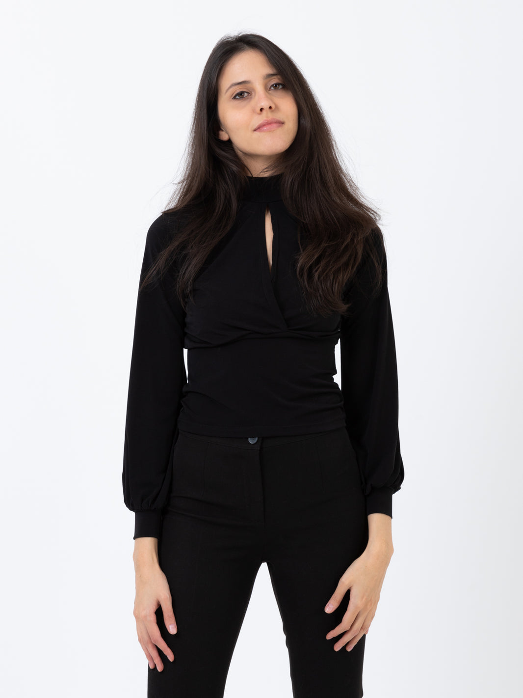Top collo alto nero con spacco incrociato