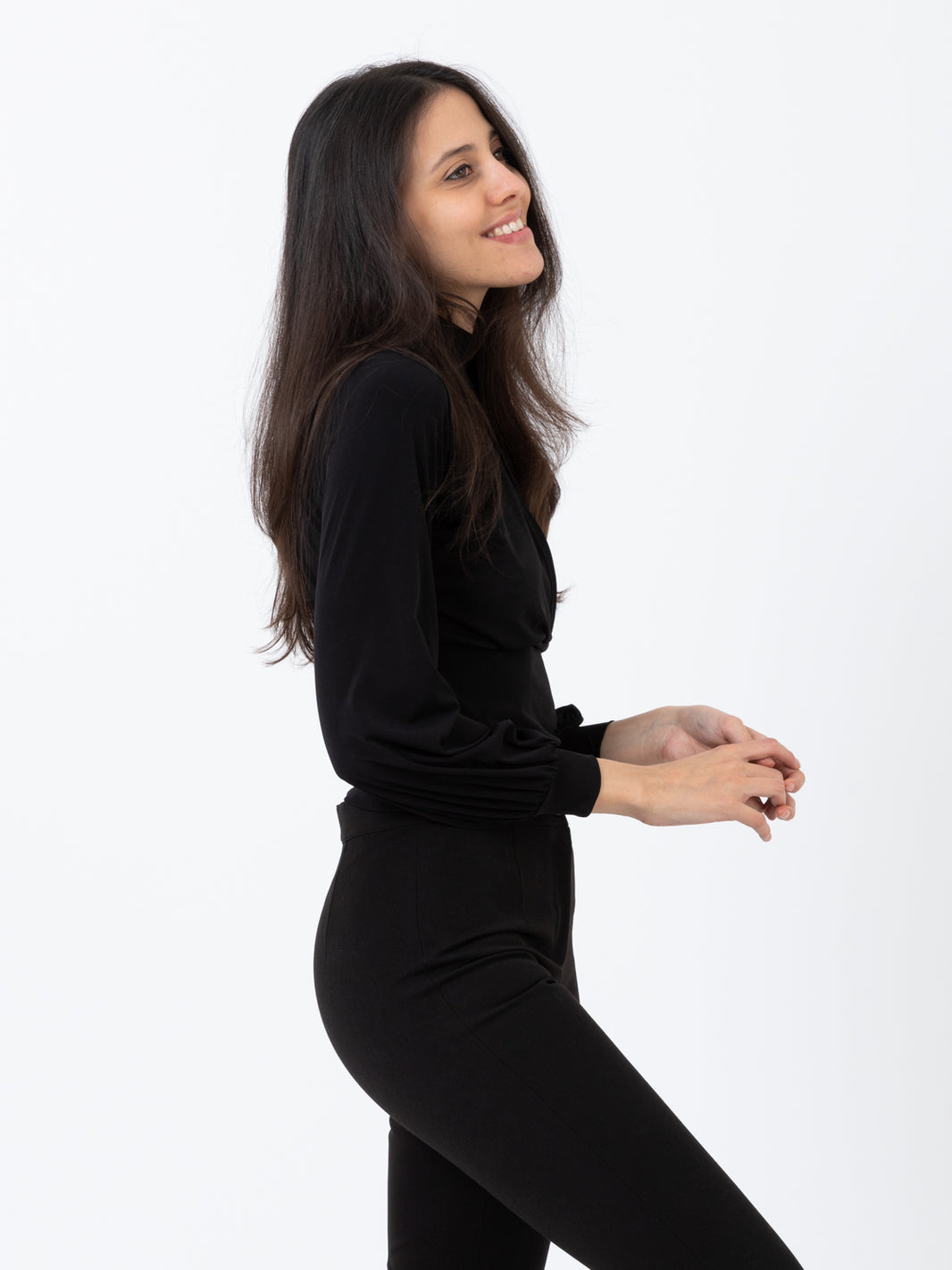 Top collo alto nero con spacco incrociato