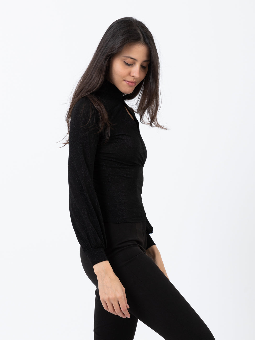 Top collo alto nero lurex con spacco incrociato