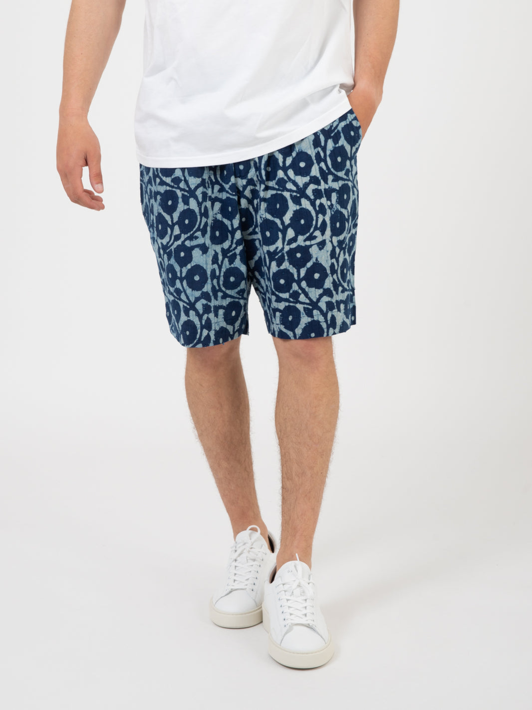 Short pleated track hand print indigo