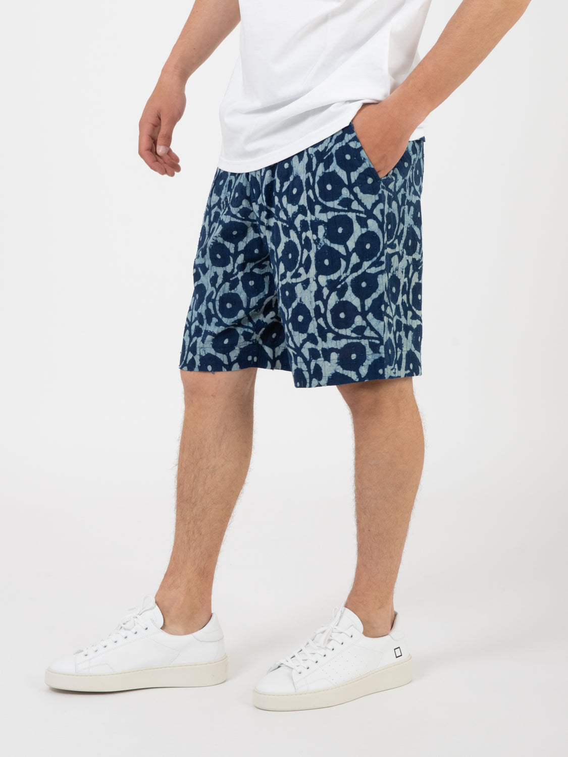 Short pleated track hand print indigo