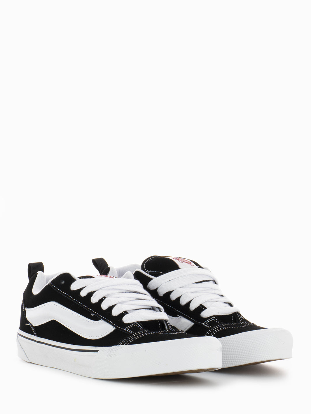 Knu Skool black / true white sneakers