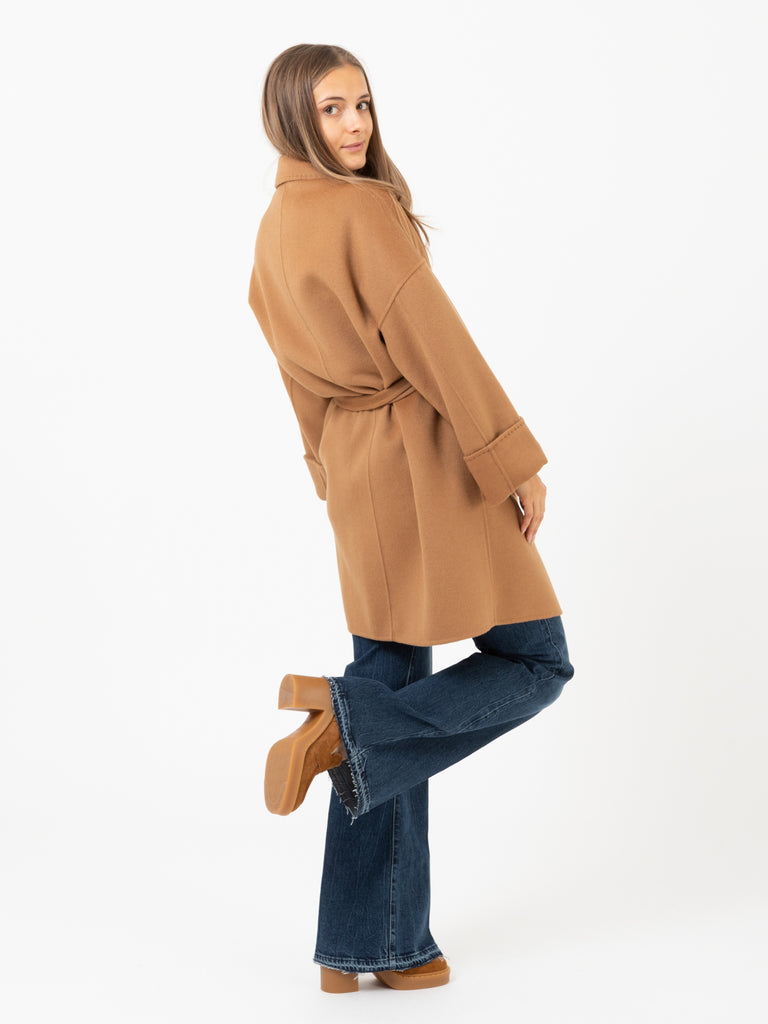 VICOLO - Cappotto corto cammello con cintura