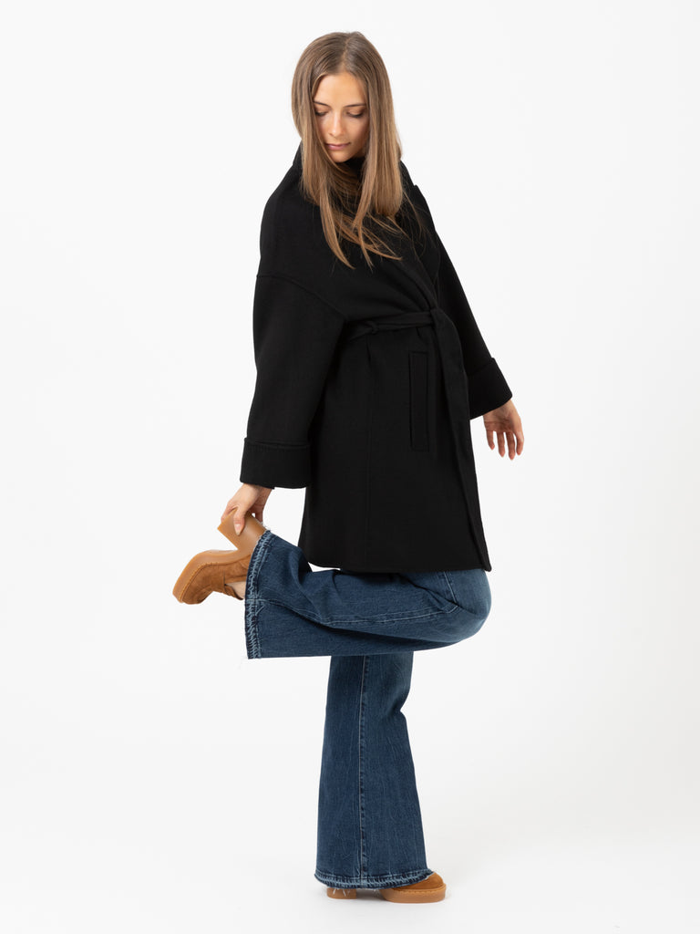 VICOLO - Cappotto corto nero con cintura