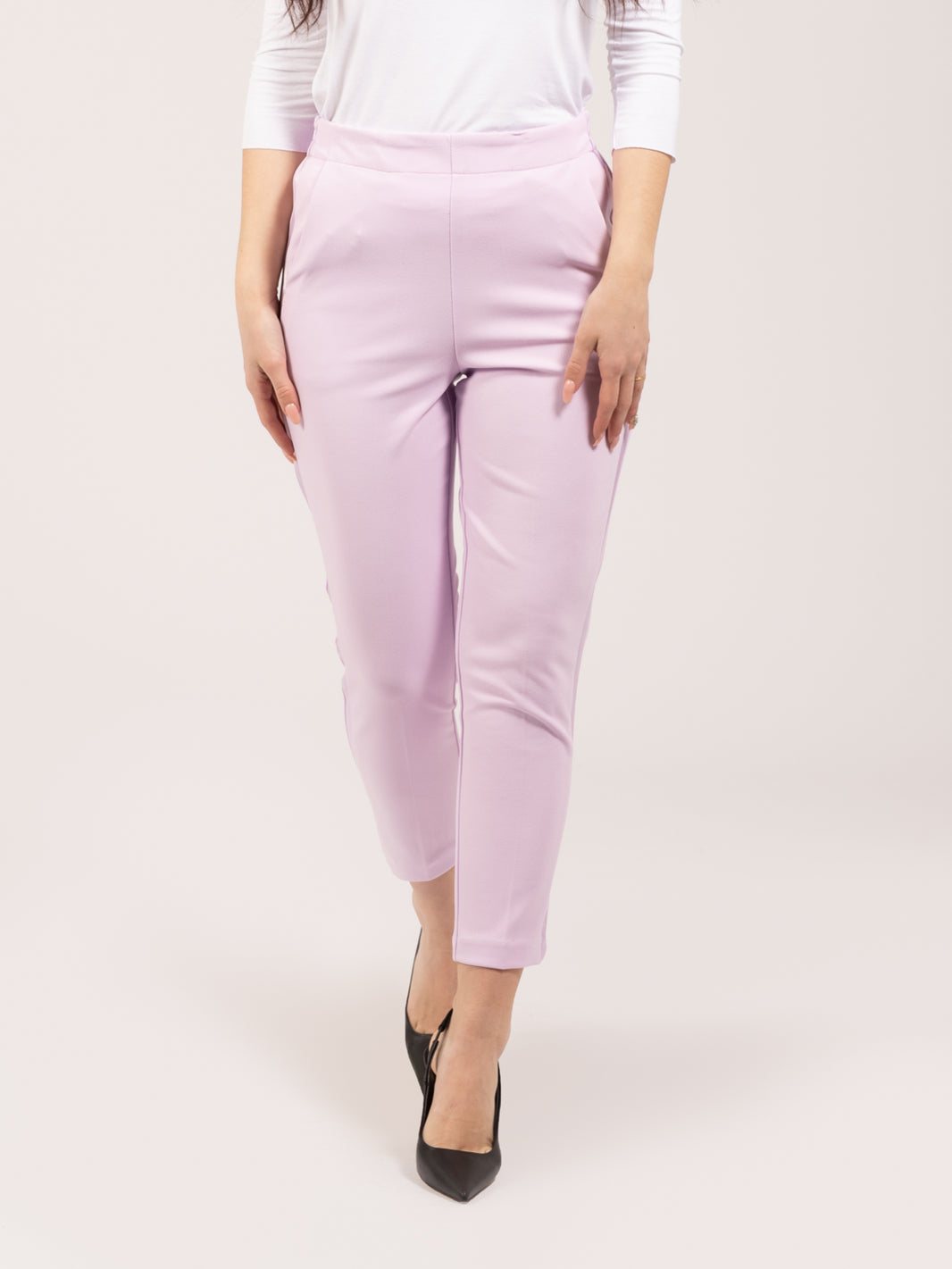 Pantaloni lilla con bande laterali satinate